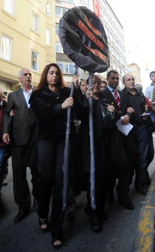 Tuncelililer CHPyi protesto etti