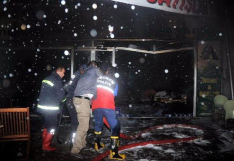 Bodrumda 3 mağaza kül oldu