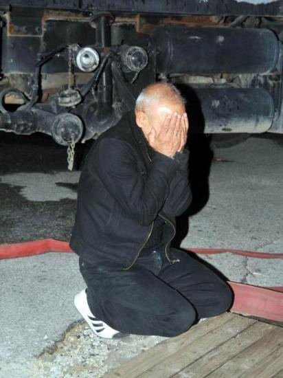 Bodrumda 3 mağaza kül oldu