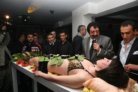 Müslüm Baba
ın sushi ziyafeti