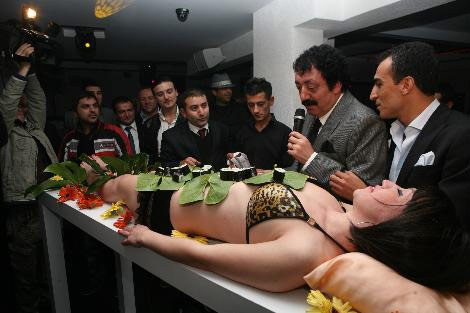 Müslüm Baba
ın sushi ziyafeti