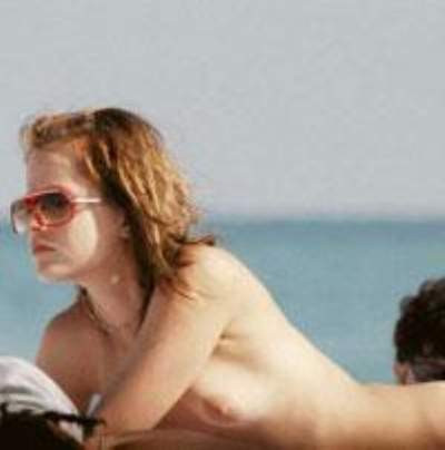 Mena Suvari üstsüz yakalandı
