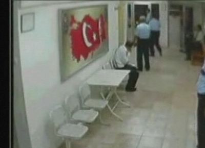 Polis dayağı güvenlik kamerasında