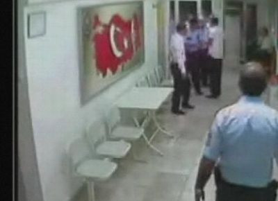 Polis dayağı güvenlik kamerasında