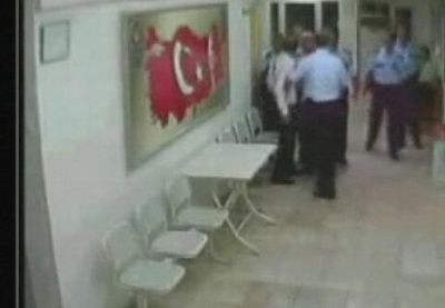 Polis dayağı güvenlik kamerasında