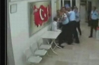 Polis dayağı güvenlik kamerasında