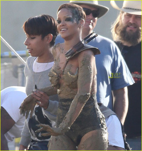 Rihanna asker oldu !
