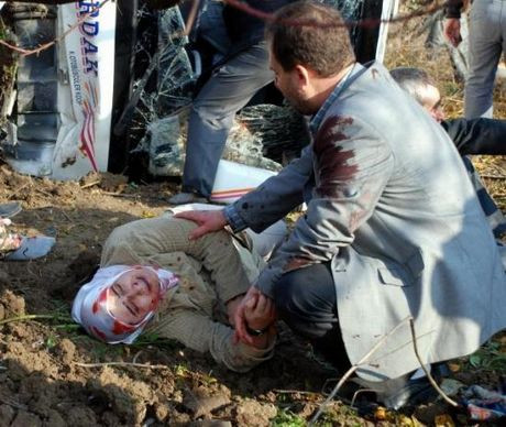 Otobüs yuvarlandı: 28 yaralı