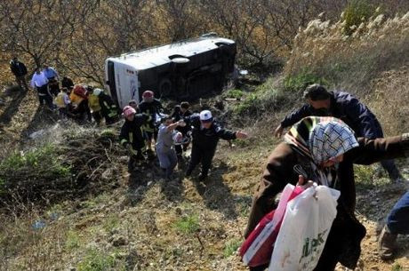 Otobüs yuvarlandı: 28 yaralı