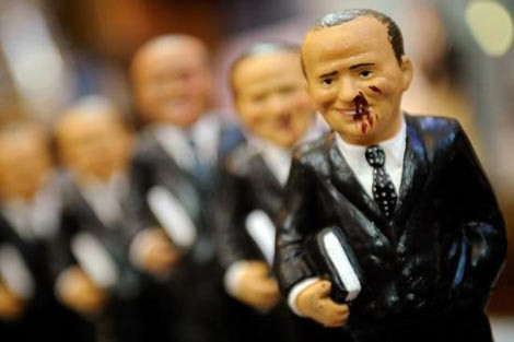 Dayak yiyen Berlusconi oyuncakları