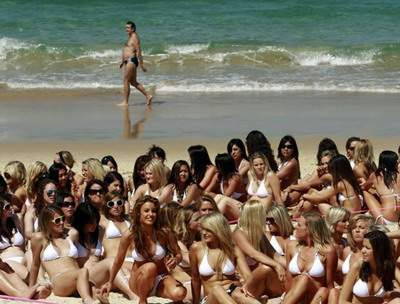 Bikinili kızlar rekor kırdı