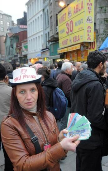 Piyango gişelerinde izdiham
