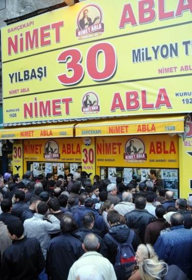 Piyango gişelerinde izdiham