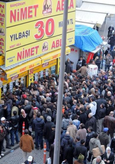 Piyango gişelerinde izdiham