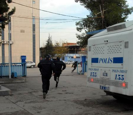Polisten kaçtı, vatandaş yakaladı