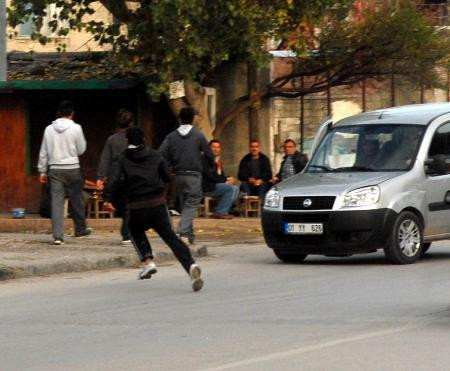Polisten kaçtı, vatandaş yakaladı