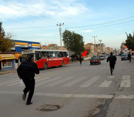 Polisten kaçtı, vatandaş yakaladı