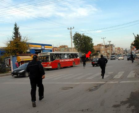 Polisten kaçtı, vatandaş yakaladı