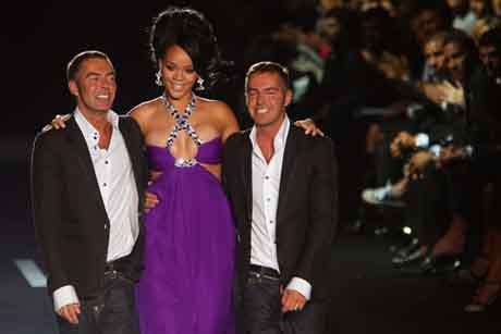 Rihanna podyumda...