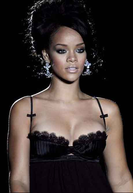 Rihanna podyumda...