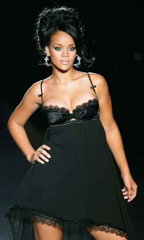 Rihanna podyumda...