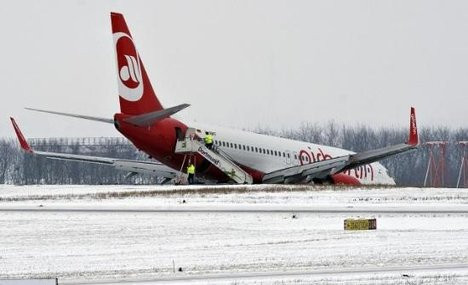 Almanyada uçak pistten çıktı