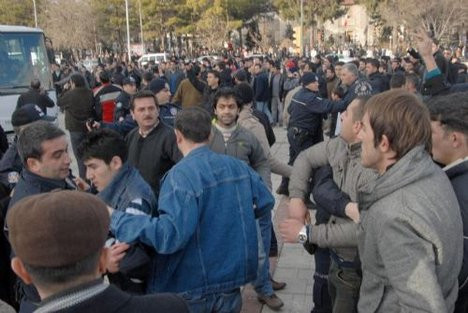 Edirne ve Erzincanda gerginlik