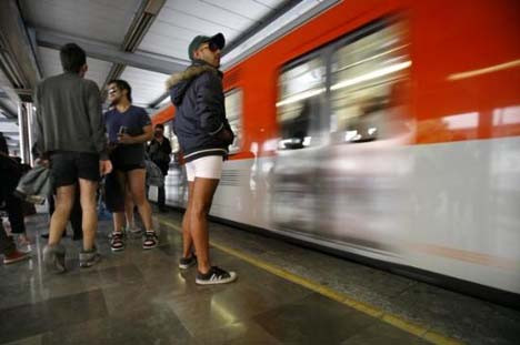 Metroda Pantolonsuz Yolculuk eylemi