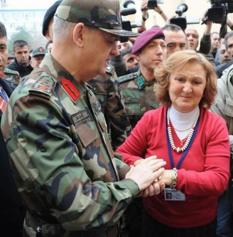 Sen misin Paşaya sarılıp ağlayan !