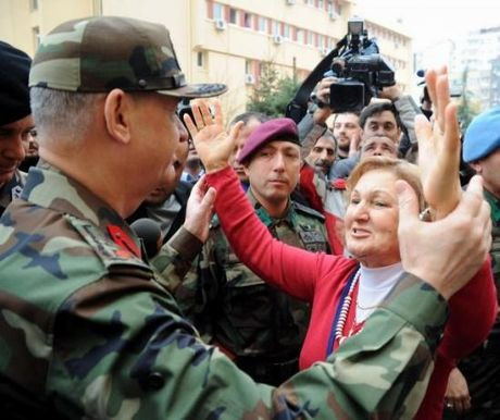 Sen misin Paşaya sarılıp ağlayan !