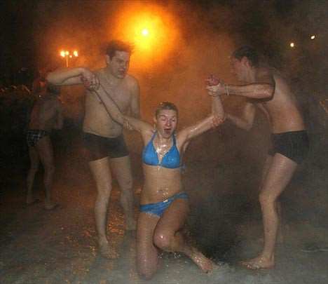 Eksi 30 derecede suya giriyorlar