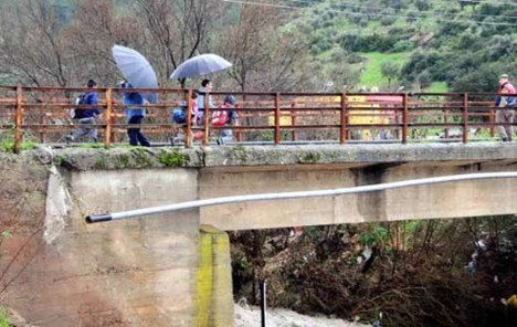 Öğrencilerin geçtiği köprü böyle yıkıldı!