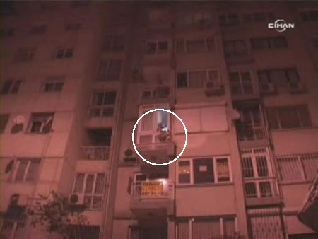 3üncü katta aşağı atladı