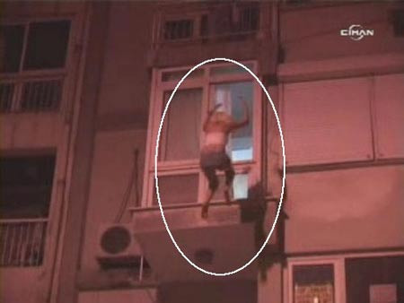 3üncü katta aşağı atladı