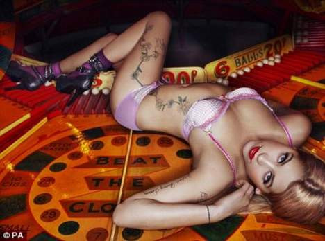 Peaches Geldof kamera karşısında