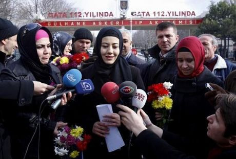 GATA önünde türbanlı protesto