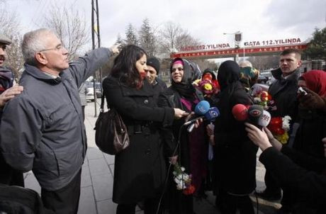GATA önünde türbanlı protesto