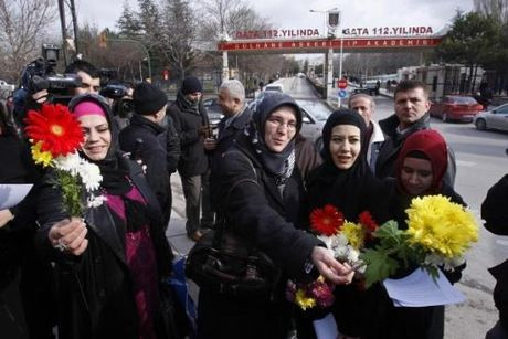 GATA önünde türbanlı protesto