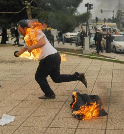 Kendini ateşe verdi !