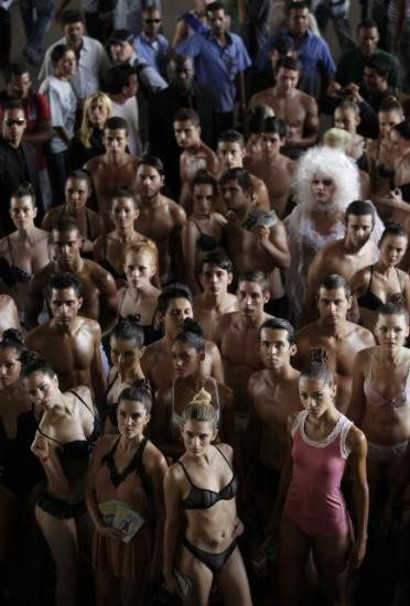 İç çamaşırlarıyla sokağa döküldüler