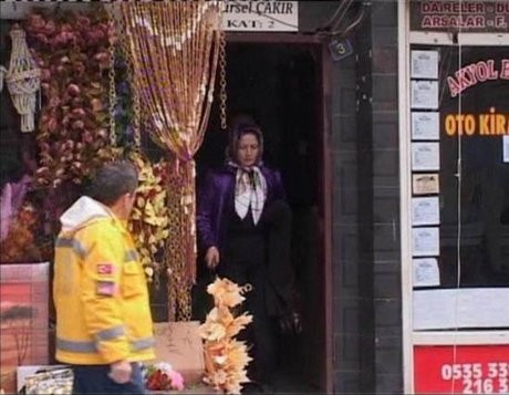 Kocasının dükkanını dağıttı