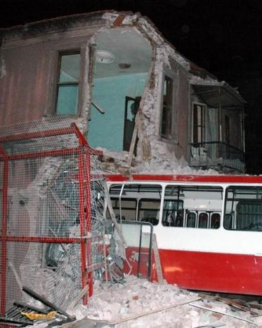 İzmirde otobüs eve girdi