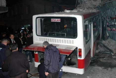 İzmirde otobüs eve girdi