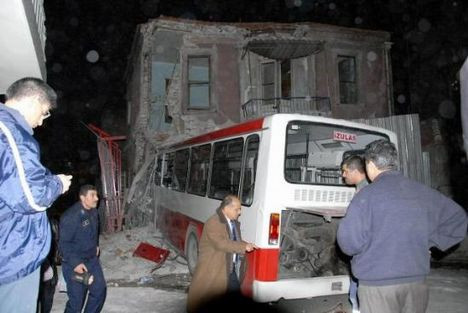 İzmirde otobüs eve girdi