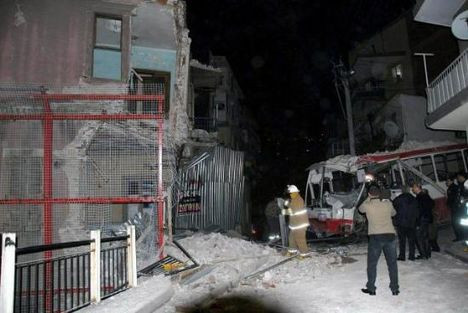 İzmirde otobüs eve girdi