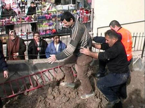 Sedyeyi kirletir diye koltukta götürdüler