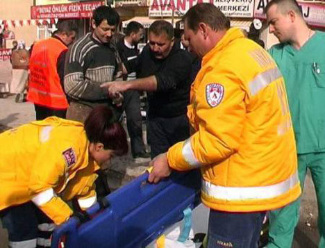 Sedyeyi kirletir diye koltukta götürdüler