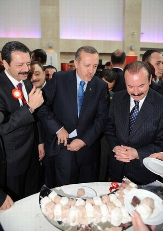 Erdoğan tatlıyı çakısıyla böldü