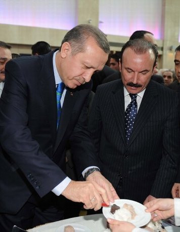 Erdoğan tatlıyı çakısıyla böldü