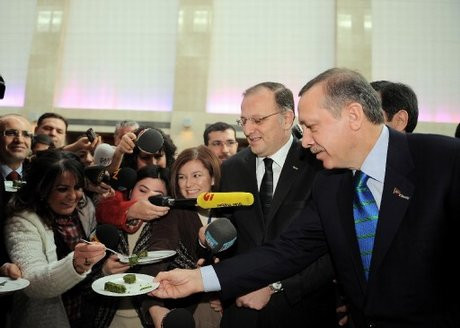 Erdoğan tatlıyı çakısıyla böldü